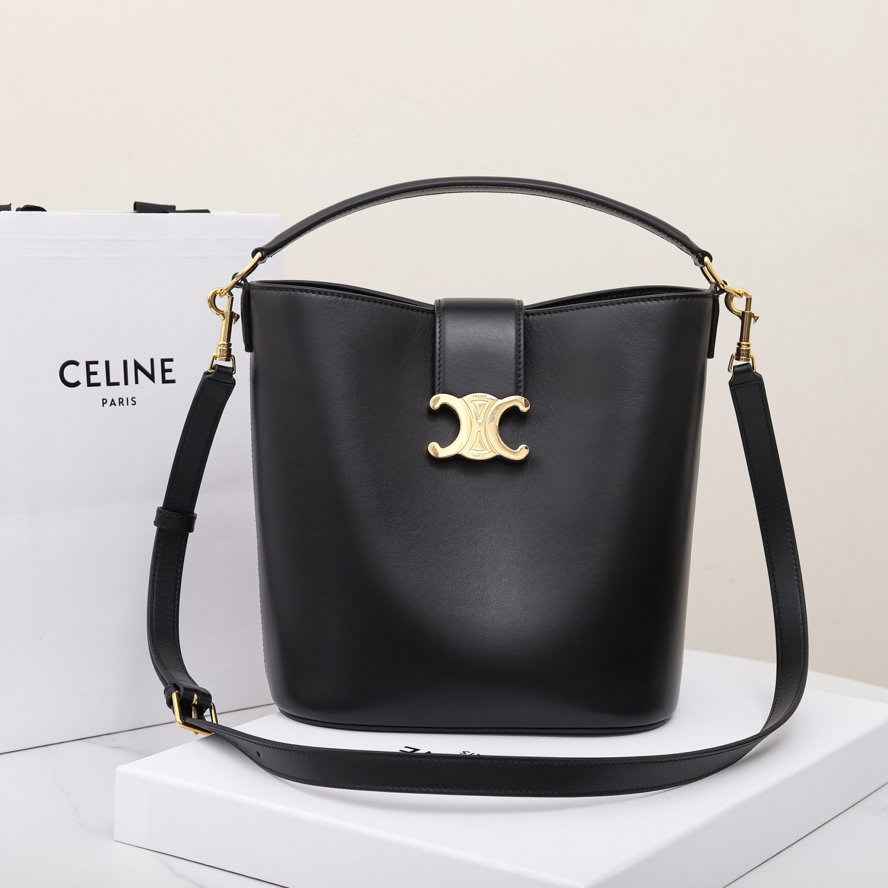 MEDIUM BUCKET LOUISE IN SMOOTH CALFSKIN
