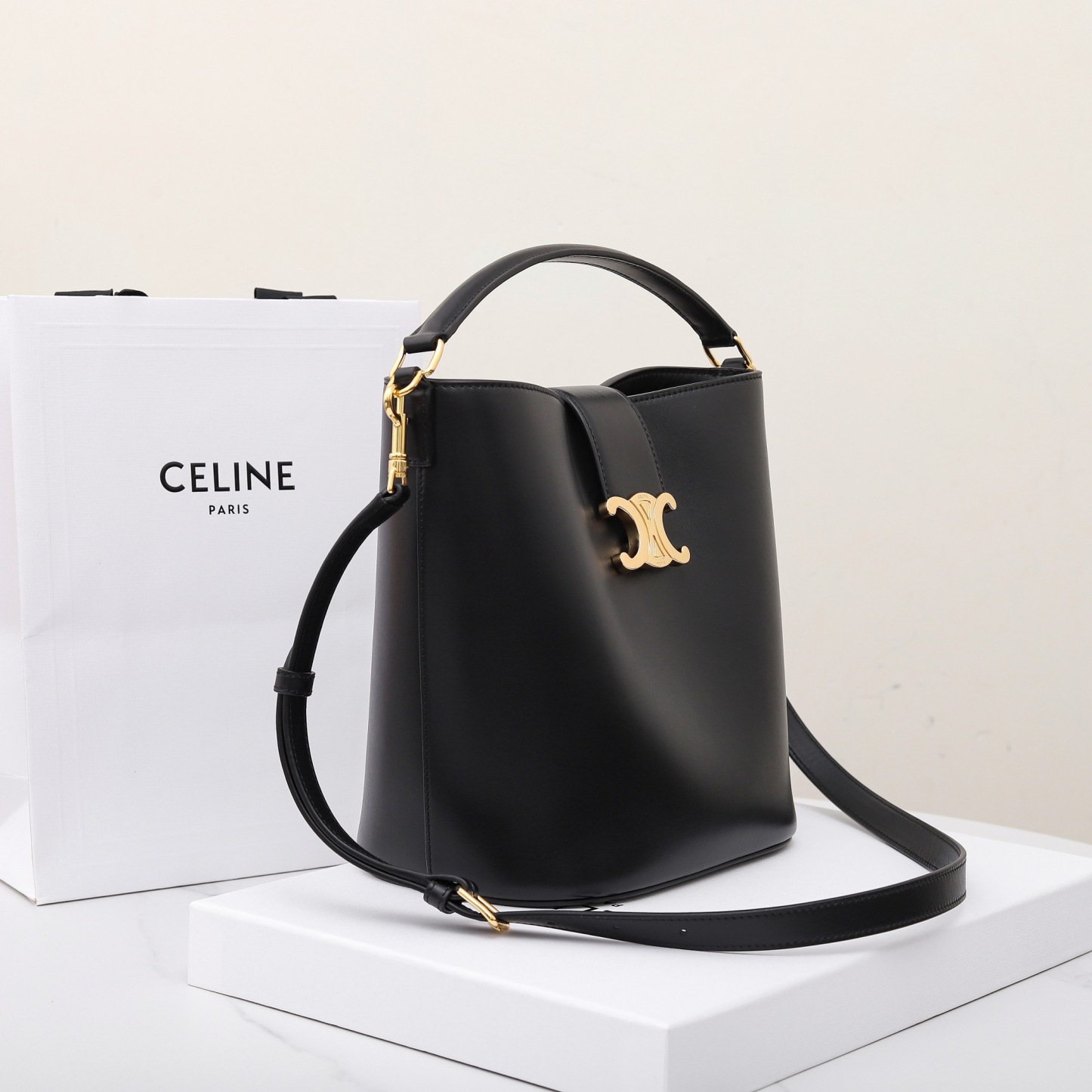 MEDIUM BUCKET LOUISE IN SMOOTH CALFSKIN