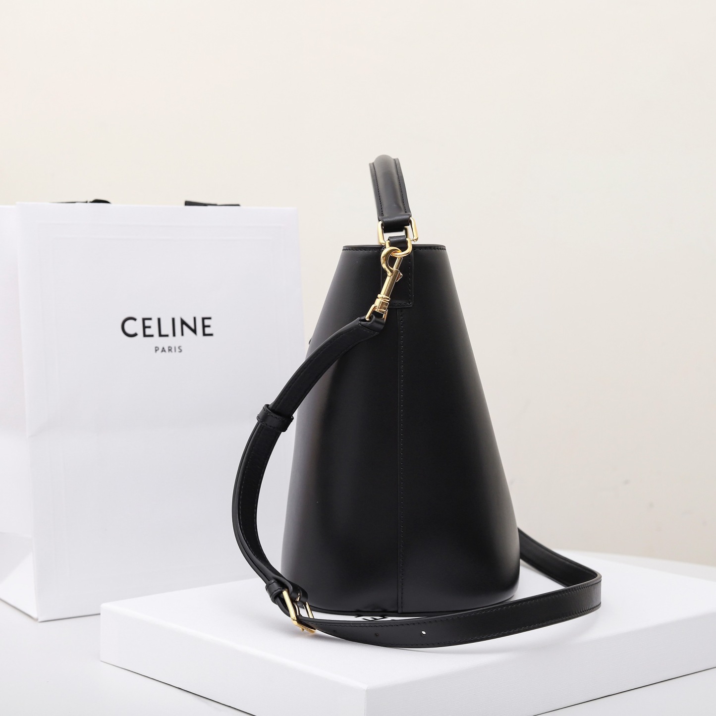 MEDIUM BUCKET LOUISE IN SMOOTH CALFSKIN