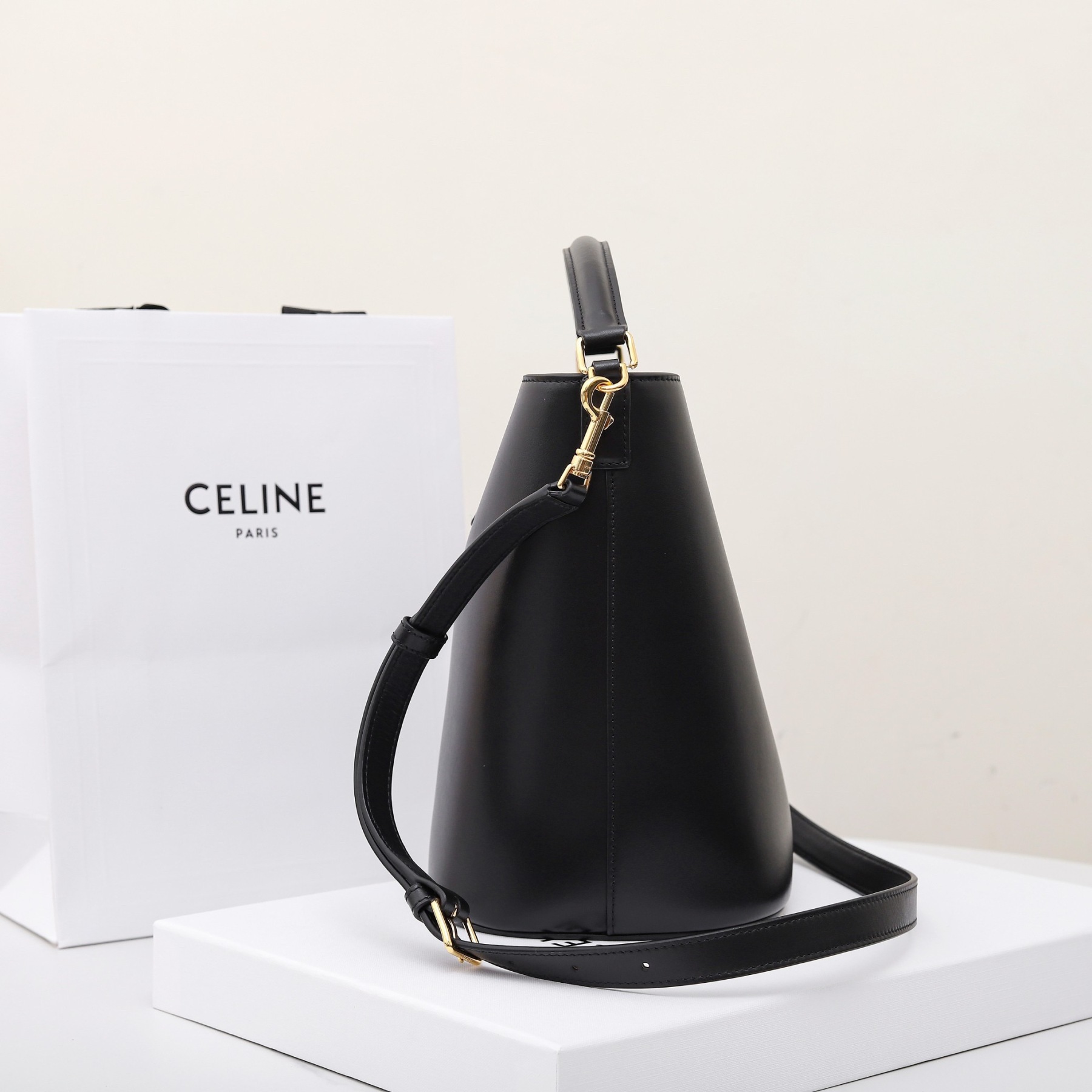 MEDIUM BUCKET LOUISE IN SMOOTH CALFSKIN