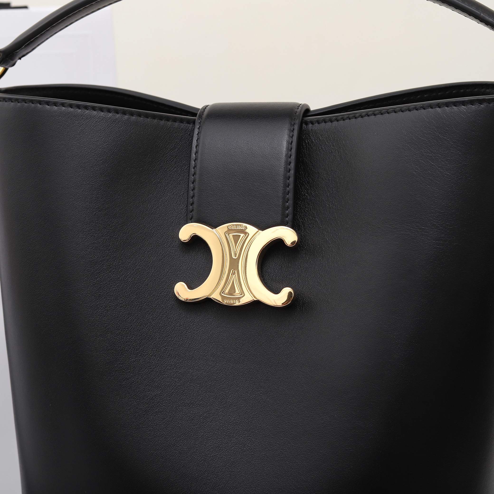MEDIUM BUCKET LOUISE IN SMOOTH CALFSKIN