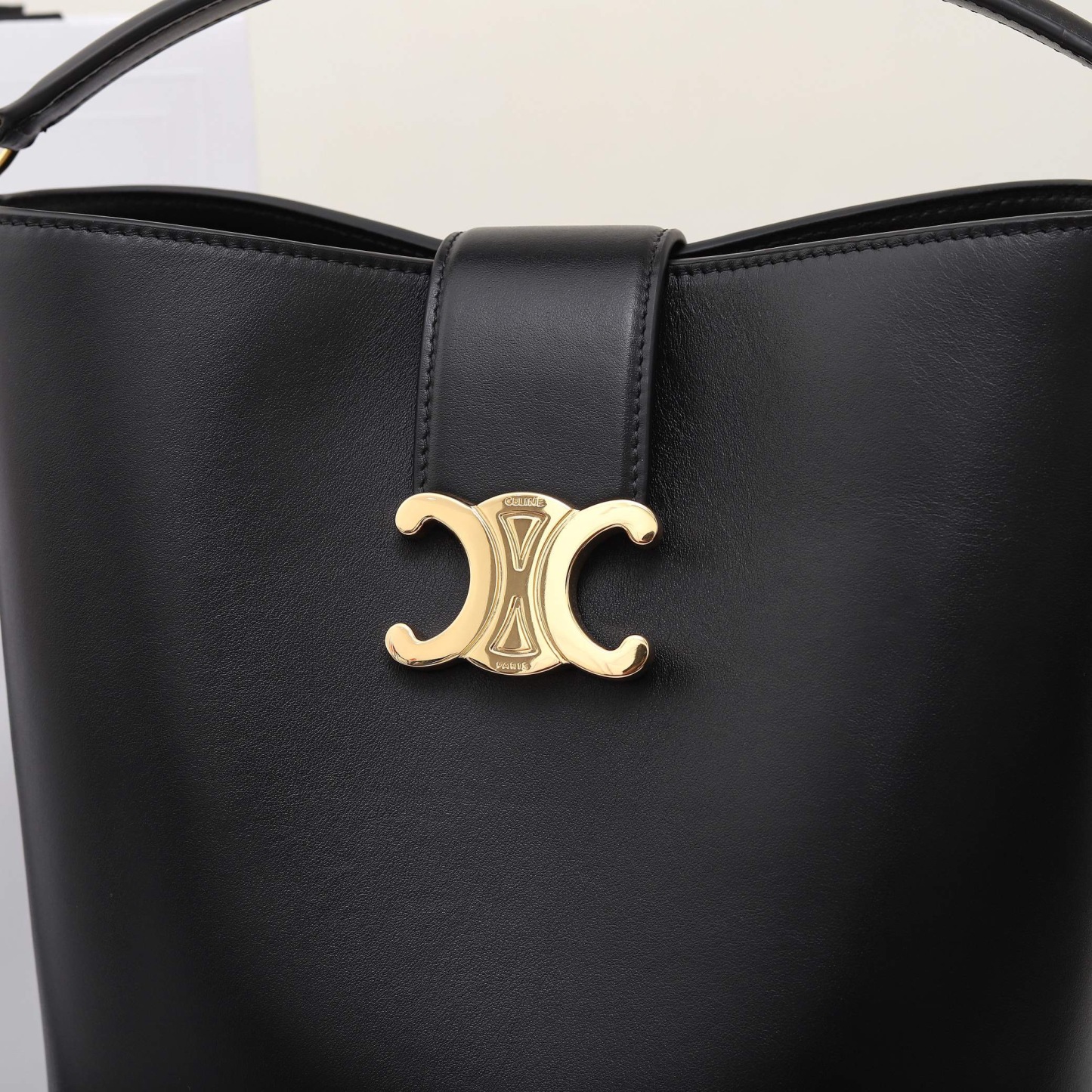 MEDIUM BUCKET LOUISE IN SMOOTH CALFSKIN