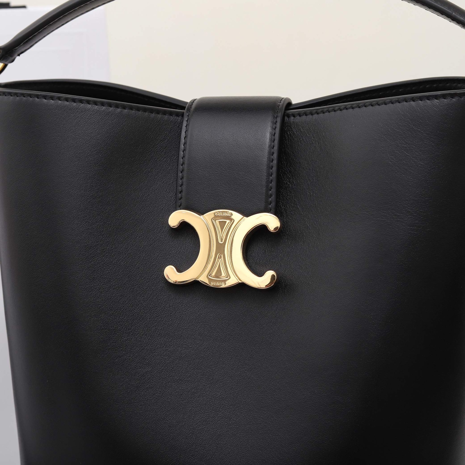 MEDIUM BUCKET LOUISE IN SMOOTH CALFSKIN