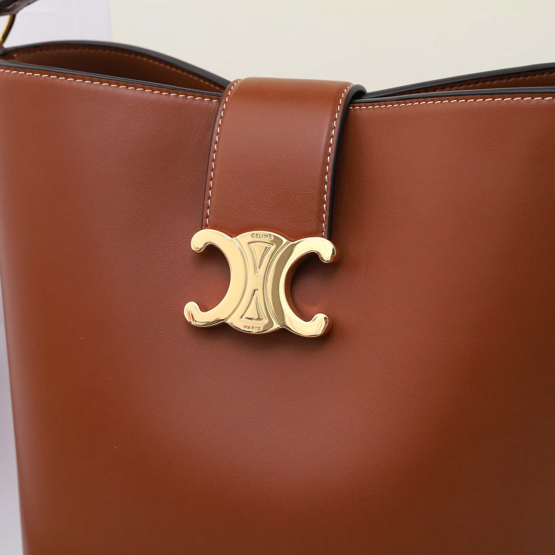 MEDIUM BUCKET LOUISE IN SMOOTH CALFSKIN