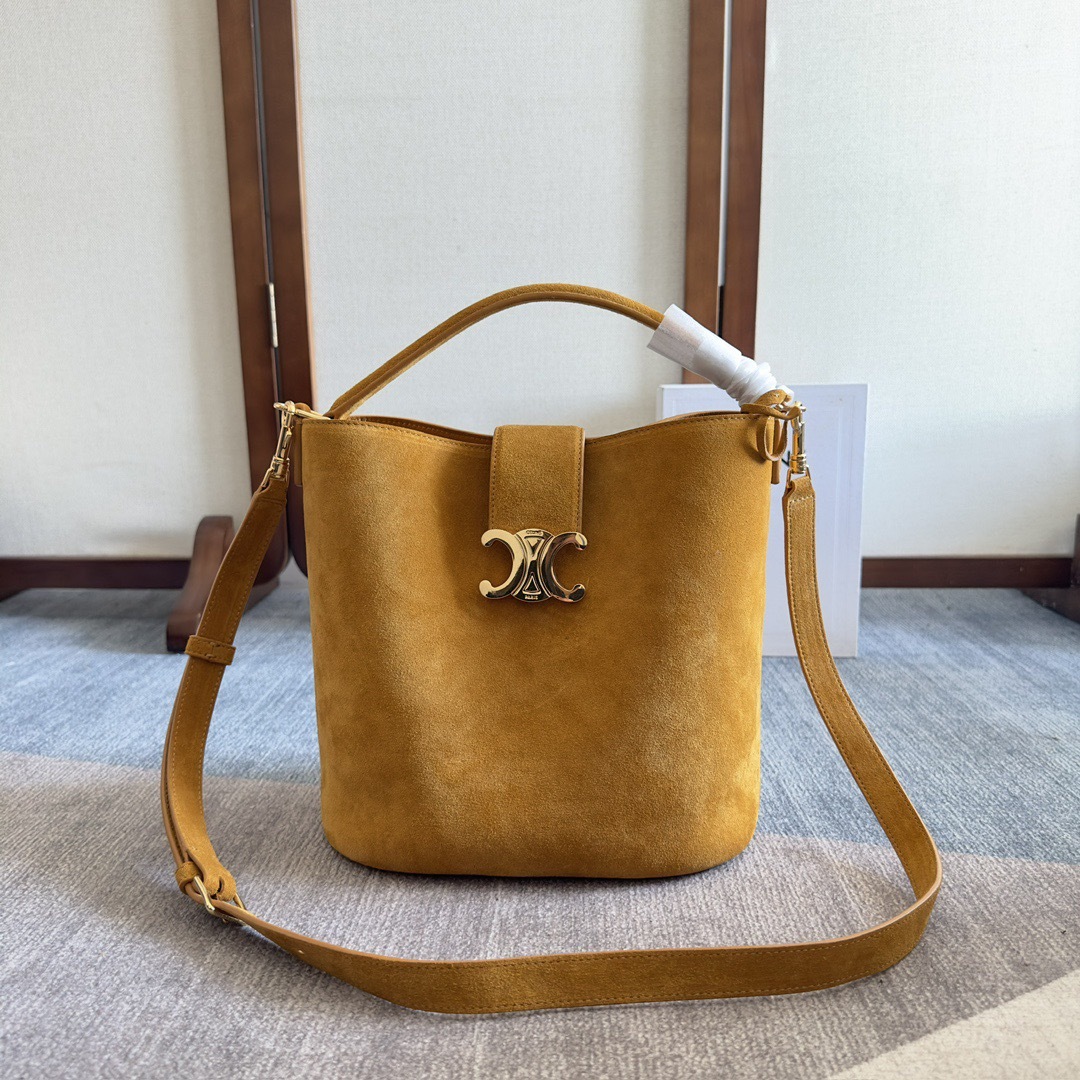 MEDIUM BUCKET LOUISE IN SMOOTH CALFSKIN