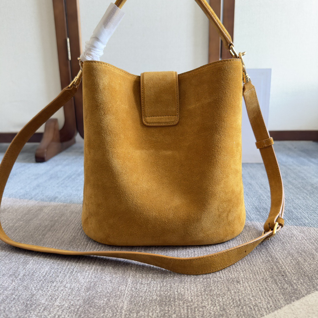 MEDIUM BUCKET LOUISE IN SMOOTH CALFSKIN