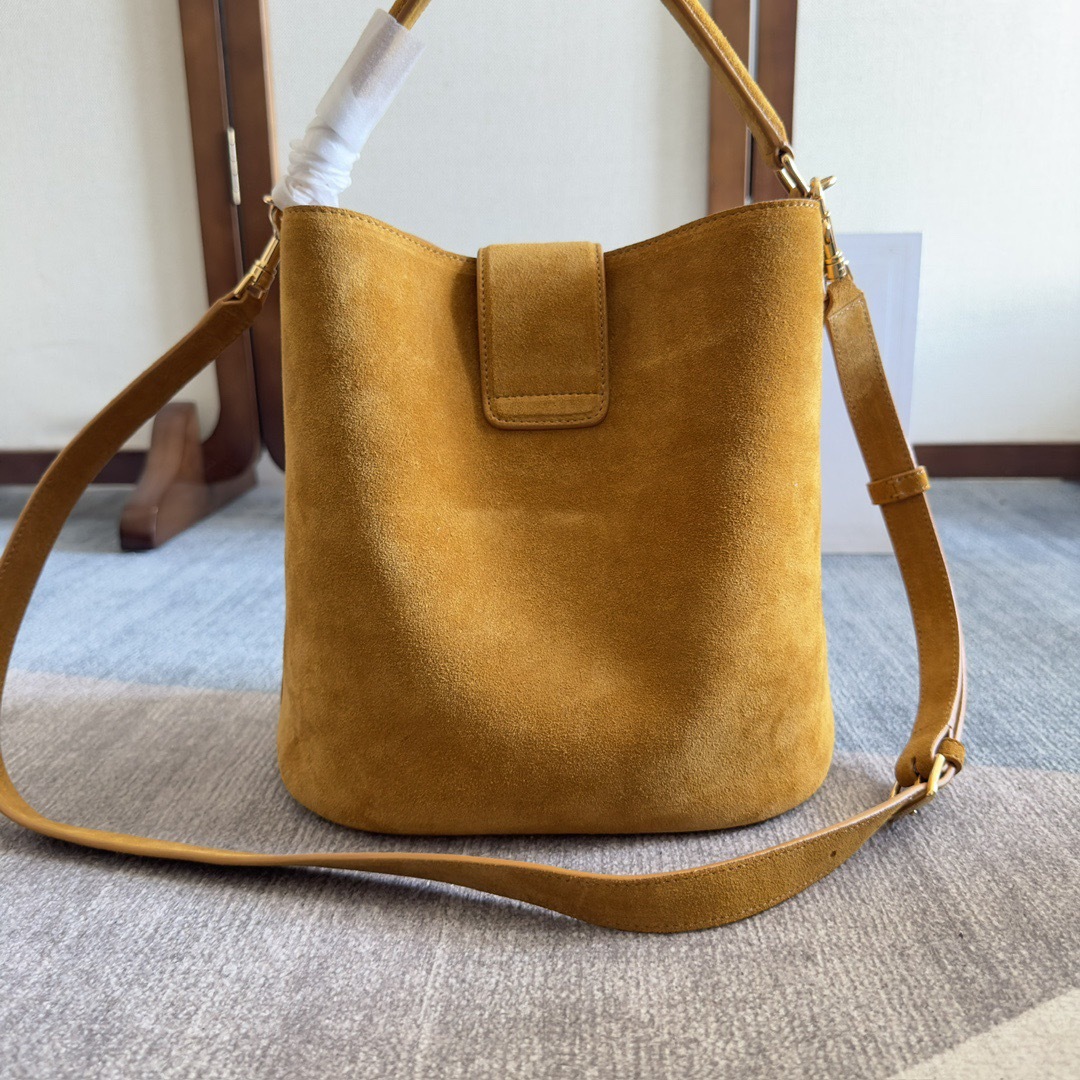 MEDIUM BUCKET LOUISE IN SMOOTH CALFSKIN
