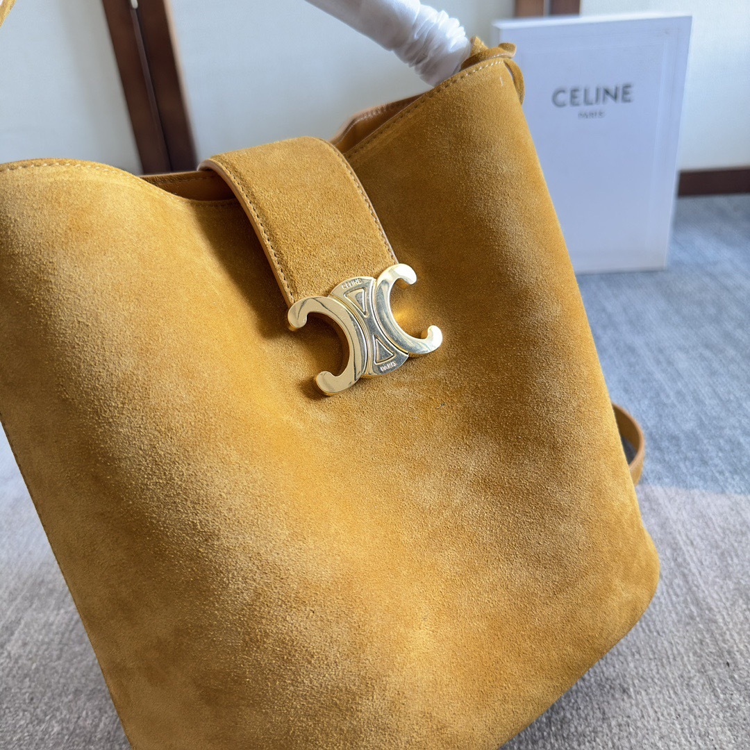 MEDIUM BUCKET LOUISE IN SMOOTH CALFSKIN