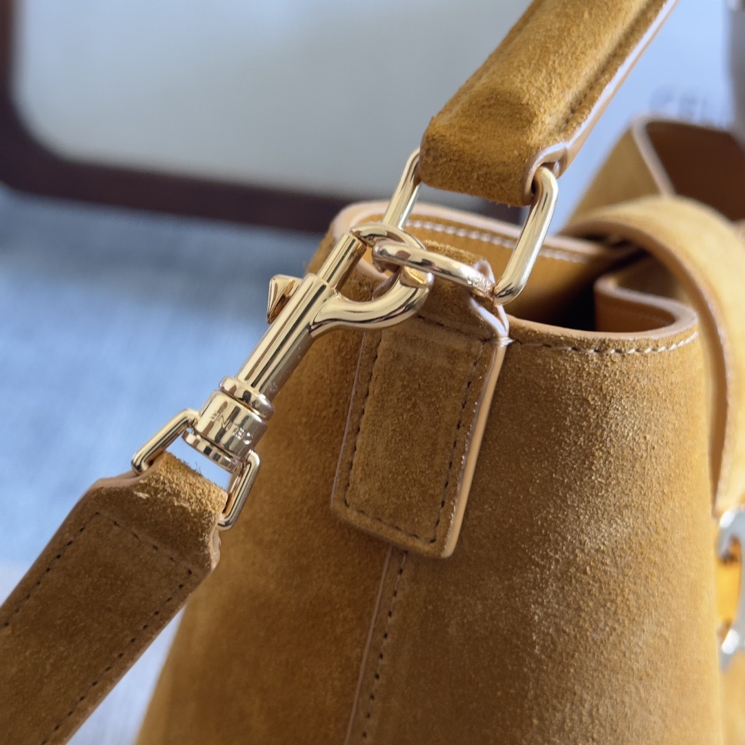 MEDIUM BUCKET LOUISE IN SMOOTH CALFSKIN