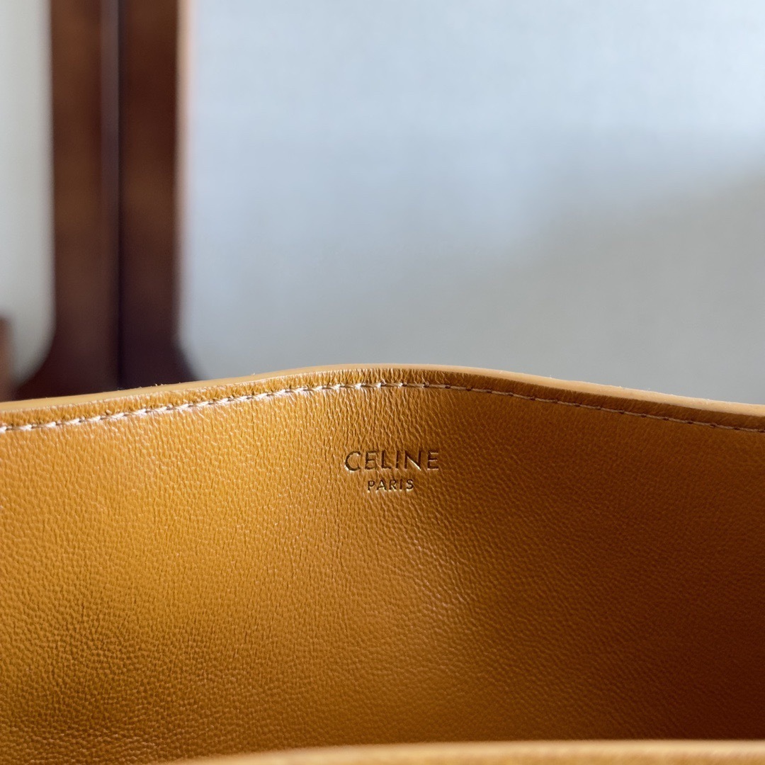 MEDIUM BUCKET LOUISE IN SMOOTH CALFSKIN