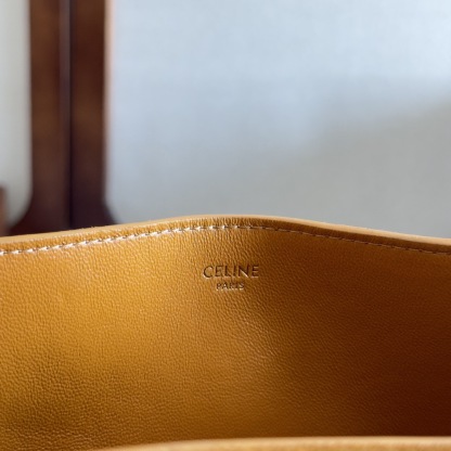 MEDIUM BUCKET LOUISE IN SMOOTH CALFSKIN