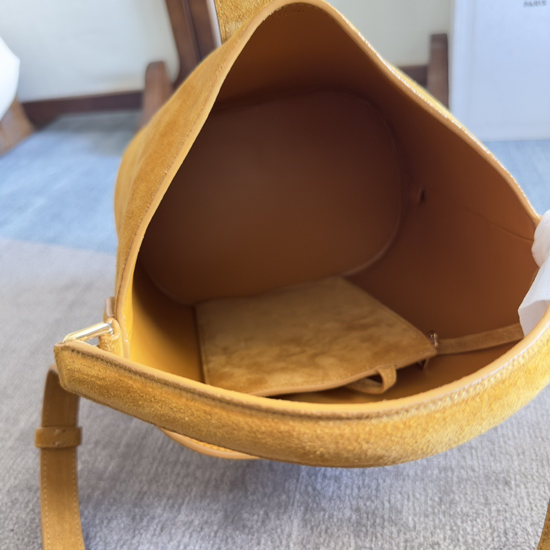 MEDIUM BUCKET LOUISE IN SMOOTH CALFSKIN