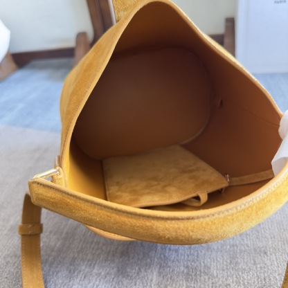 MEDIUM BUCKET LOUISE IN SMOOTH CALFSKIN