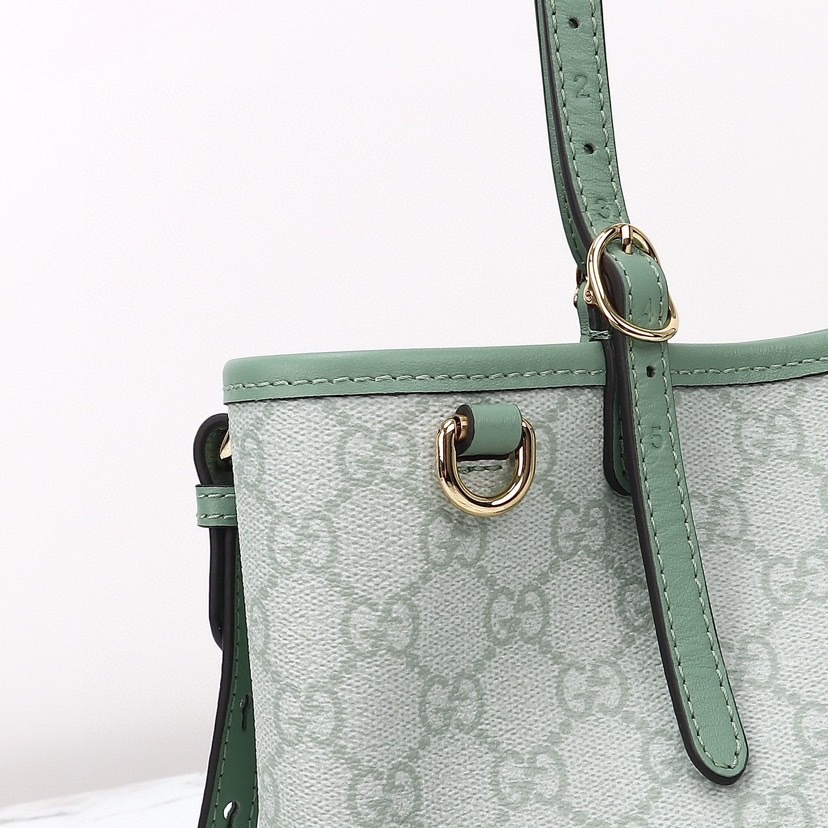 GUCCI GG EMBLEM MEDIUM TOTE BAG