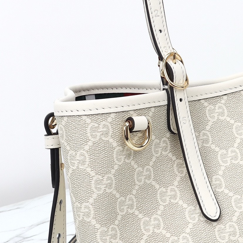 GUCCI GG EMBLEM MEDIUM TOTE BAG