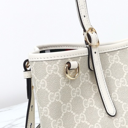 GUCCI GG EMBLEM MEDIUM TOTE BAG