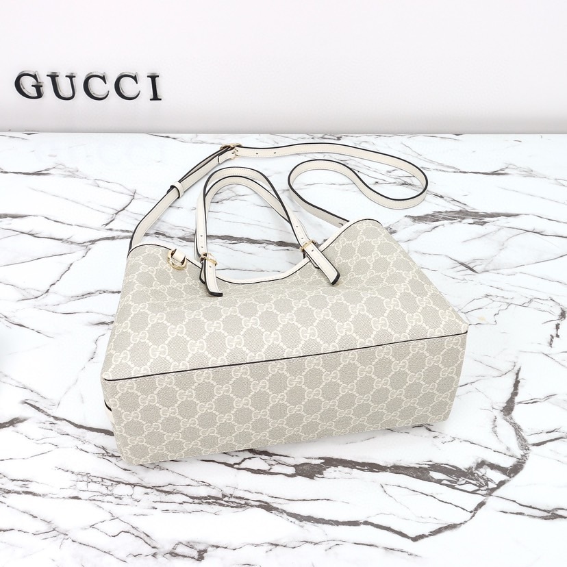 GUCCI GG EMBLEM MEDIUM TOTE BAG
