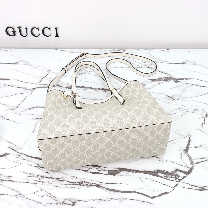 GUCCI GG EMBLEM MEDIUM TOTE BAG