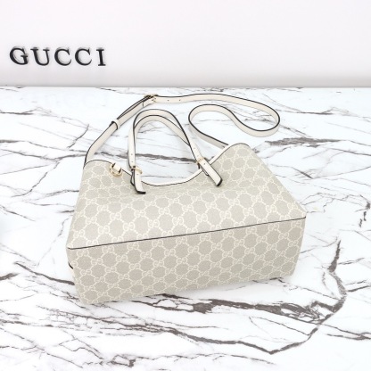 GUCCI GG EMBLEM MEDIUM TOTE BAG