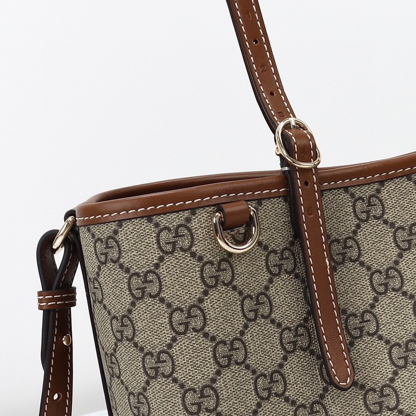 GUCCI GG EMBLEM MEDIUM TOTE BAG