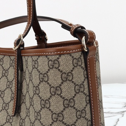 GUCCI GG EMBLEM MEDIUM TOTE BAG