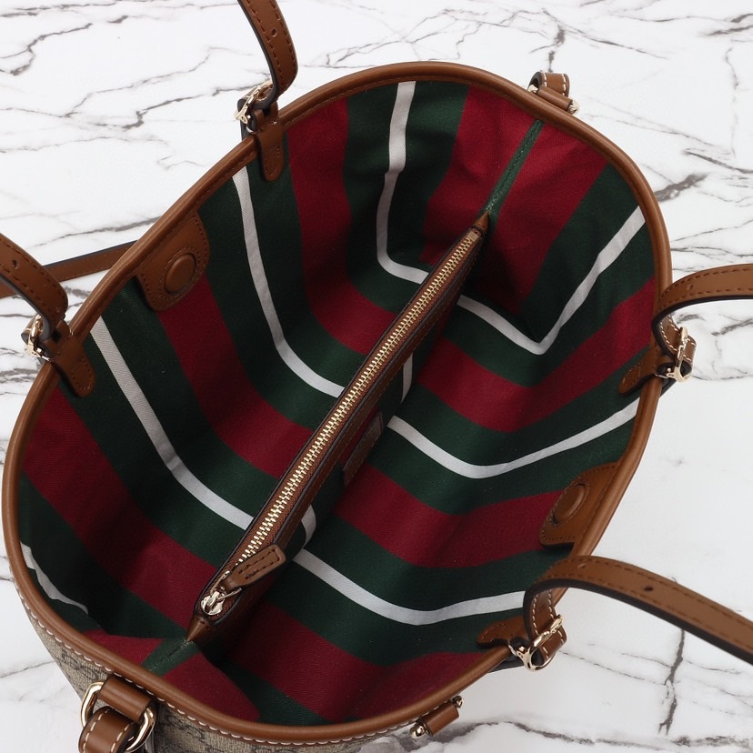 GUCCI GG EMBLEM MEDIUM TOTE BAG
