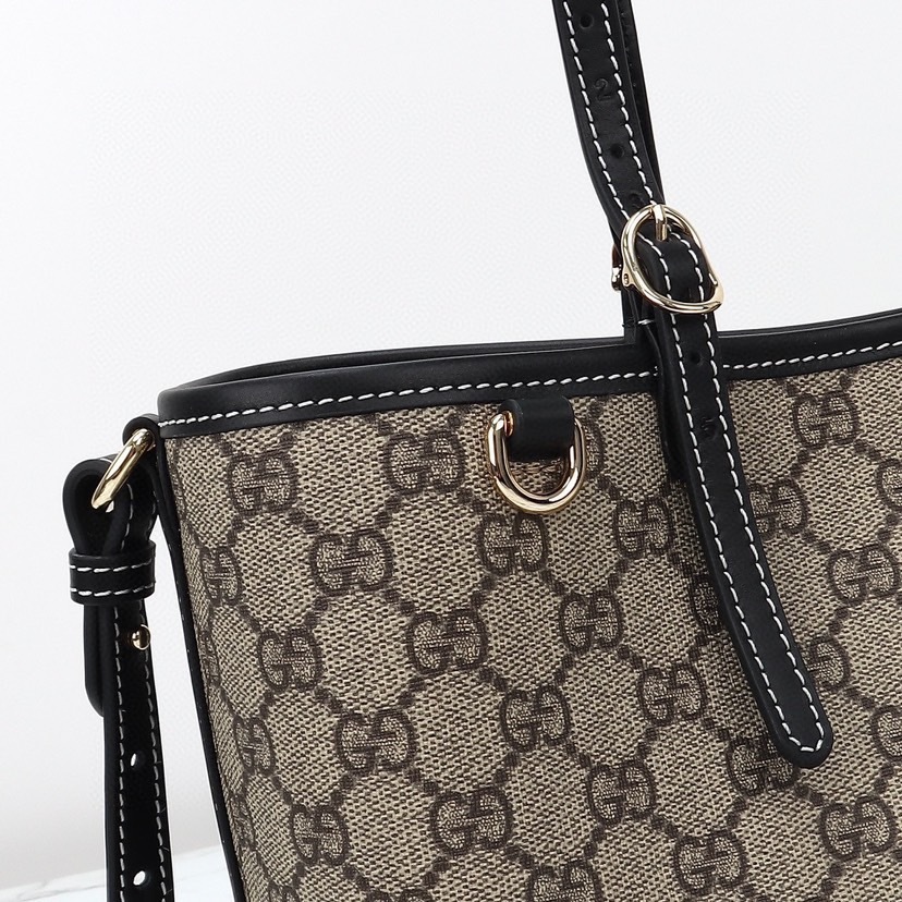 GUCCI GG EMBLEM MEDIUM TOTE BAG
