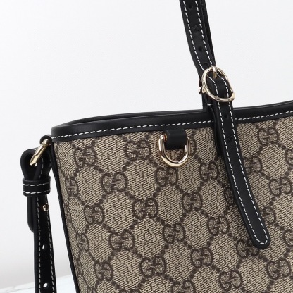 GUCCI GG EMBLEM MEDIUM TOTE BAG