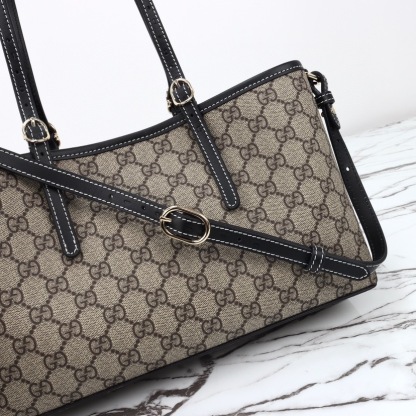 GUCCI GG EMBLEM MEDIUM TOTE BAG