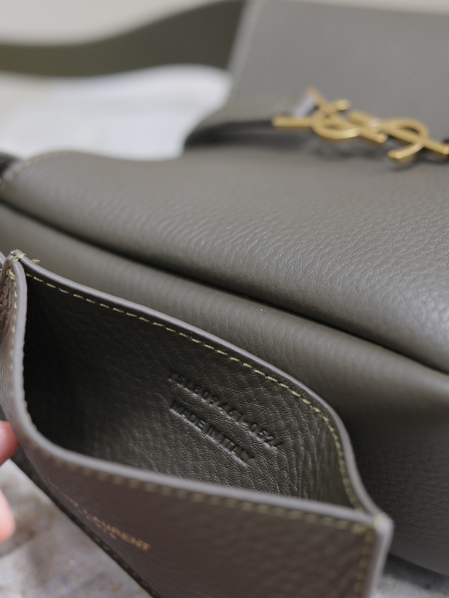 LE 5 À 7 SUPPLE LARGE IN GRAINED LEATHER