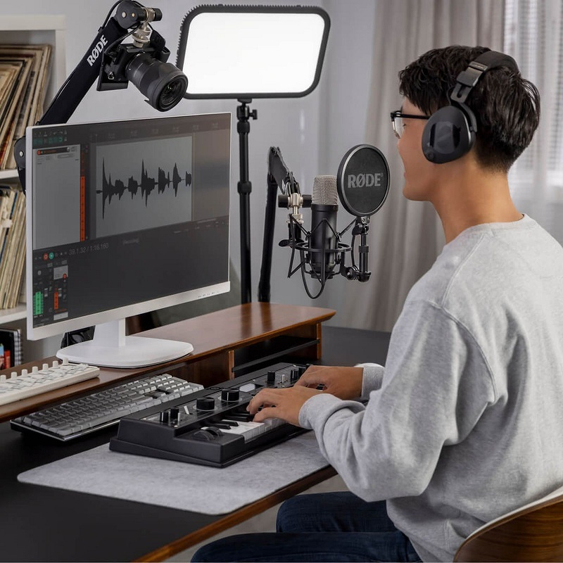 Rode NT1 5th Generation Cardioid Condenser XLR/USB Microphone (Black)