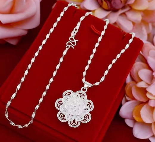 Lady Pendant Necklace of Prosperity Flower