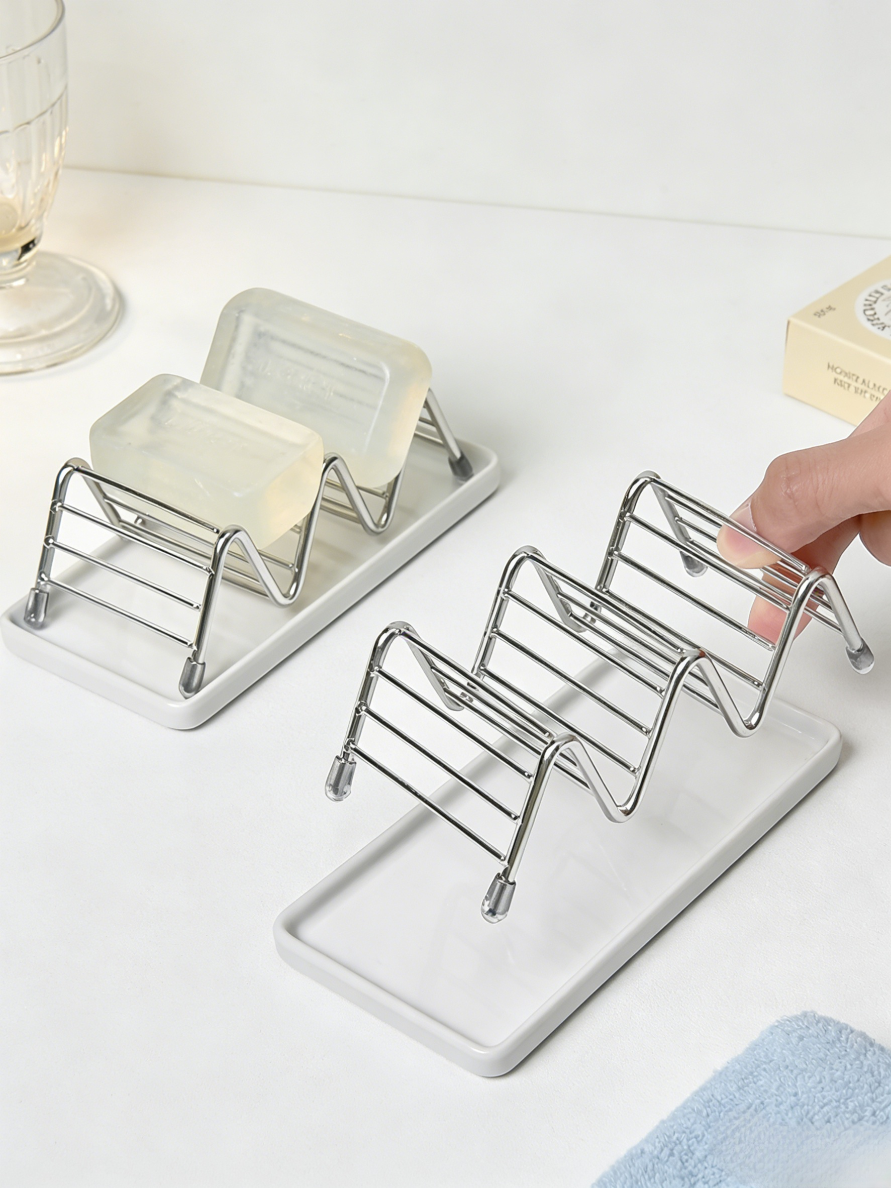 W-shaped soap holder