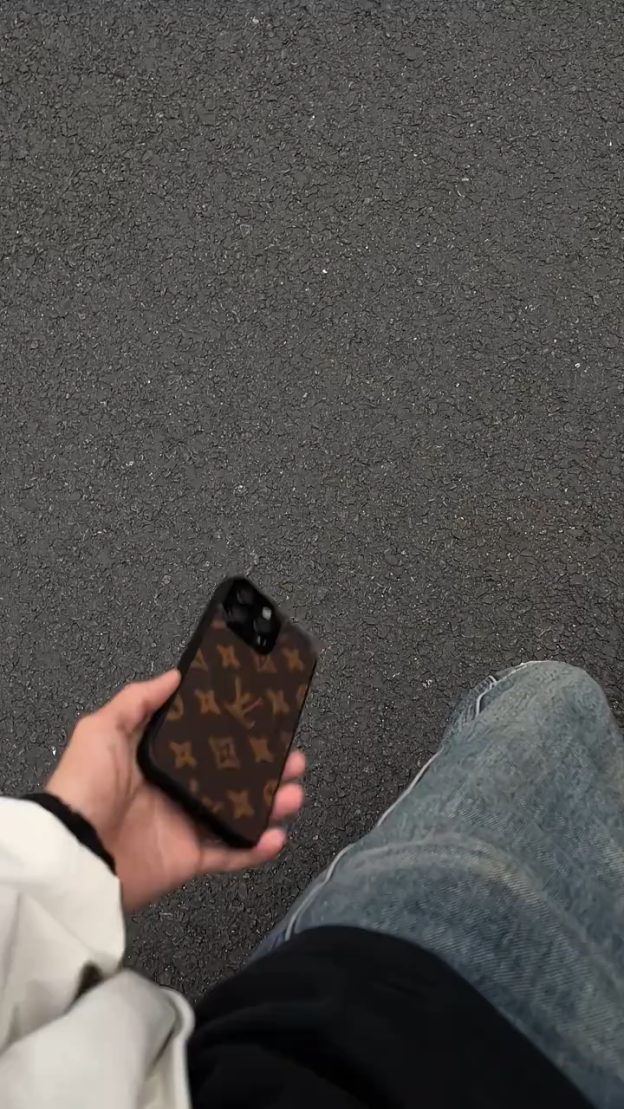 路易威登棕皮紋磨砂磁吸手機殼