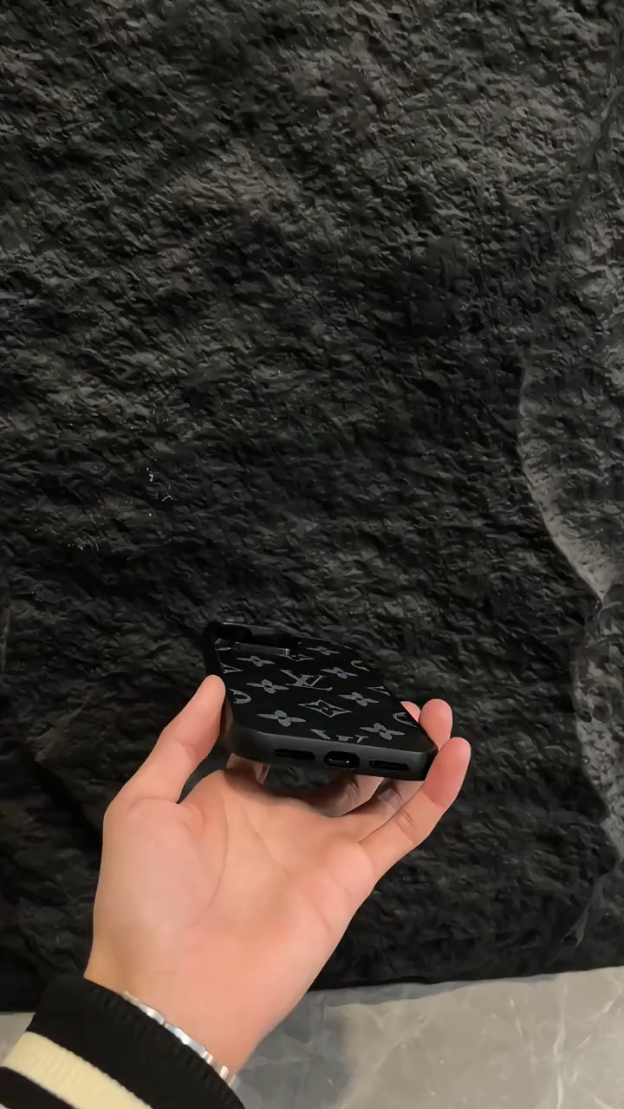 路易威登黑皮紋磨砂磁吸手機殼