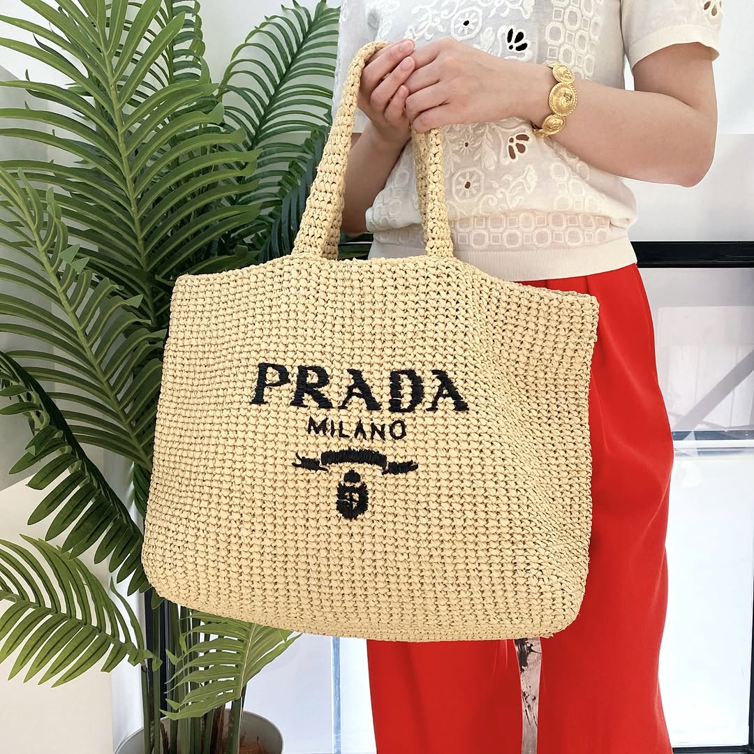Prada】長澤まさみさん着用！夏感あふれる新作“ストローバッグ