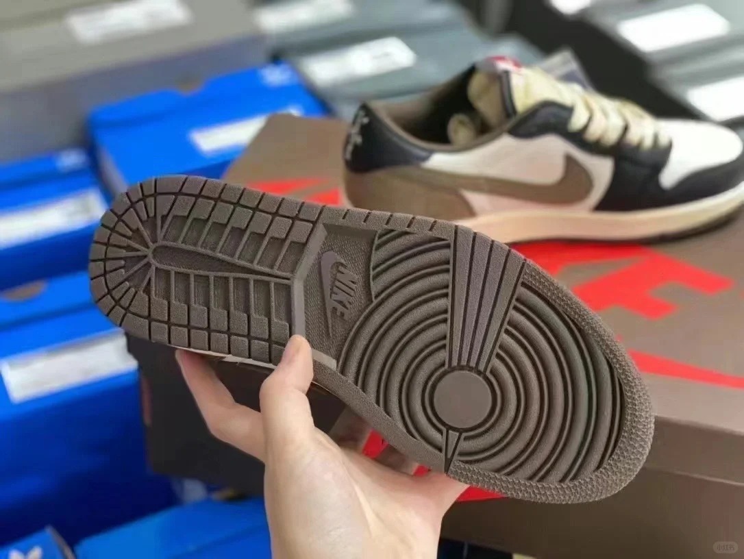 Air Jordan 1 Low OG 'Mocha'