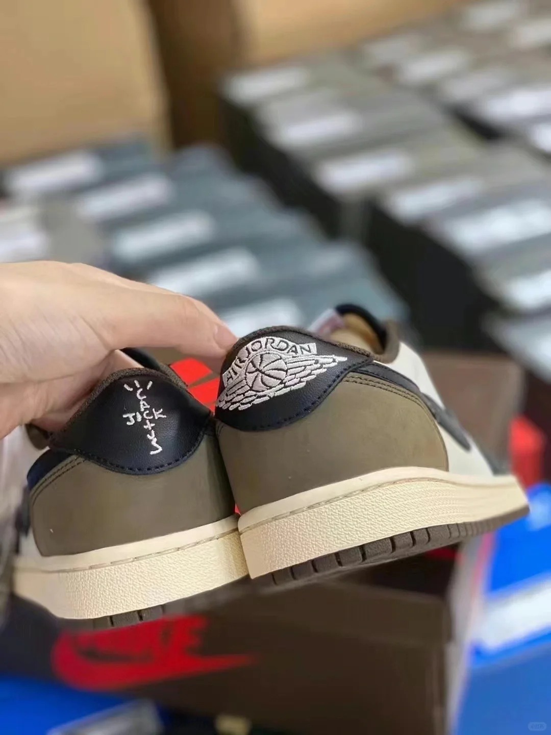 Air Jordan 1 Low OG 'Mocha'