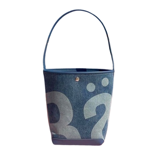 คนหนึ่งคนจะมีกระเป๋ากี่ใบก็ได้ แต่ต้องมีใบนี้ด้วย😂 ชอบมากกก จุเยอะ เหมาะเป็น everyday bag 🤍🖤