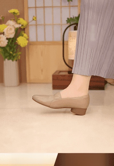 👗✨ เปิดตัวสุดยอดรองเท้าที่คุณต้องมี! ✨👗เทรนด์วันนี้ เรียบหรู ดูดี พื้นนุ่ม ใส่สบาย คัชขูหนังไมโครไฟเบอร หนังดี มีคุณภาพ สวยเท่ ดูดี สบายเท้า