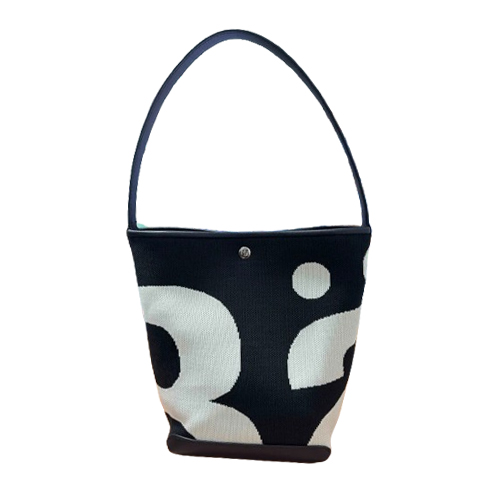 คนหนึ่งคนจะมีกระเป๋ากี่ใบก็ได้ แต่ต้องมีใบนี้ด้วย😂 ชอบมากกก จุเยอะ เหมาะเป็น everyday bag 🤍🖤