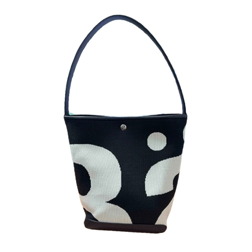 คนหนึ่งคนจะมีกระเป๋ากี่ใบก็ได้ แต่ต้องมีใบนี้ด้วย😂 ชอบมากกก จุเยอะ เหมาะเป็น everyday bag 🤍🖤