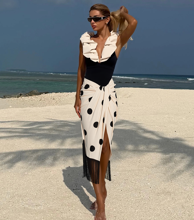 V-neck White 3D Decorate Swimsuit Set(s)