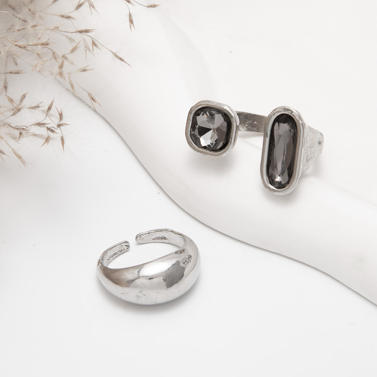 Black with Inlaid Diamonds Toe Ring
