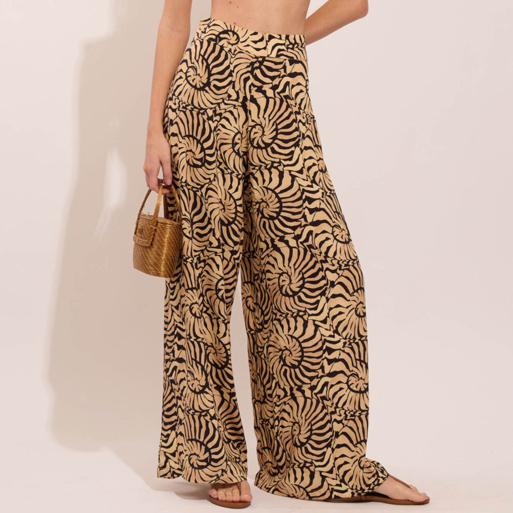 Black V-Neck Conch Decoration One Piece Swimsuit and Sarong