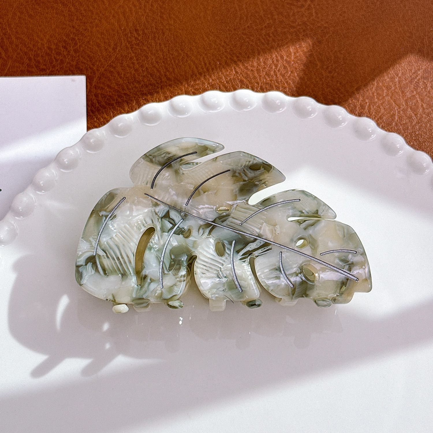 Leaf-shaped hair clip