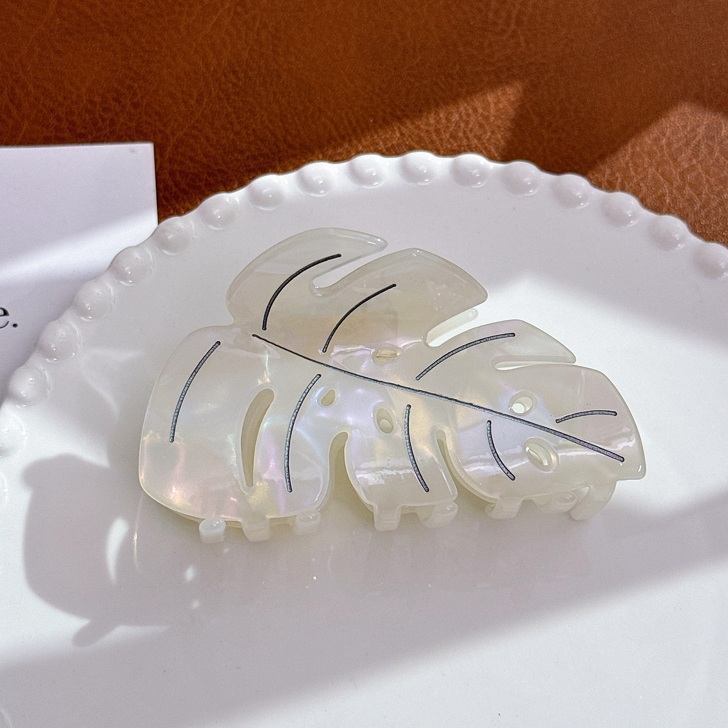 Leaf-shaped hair clip