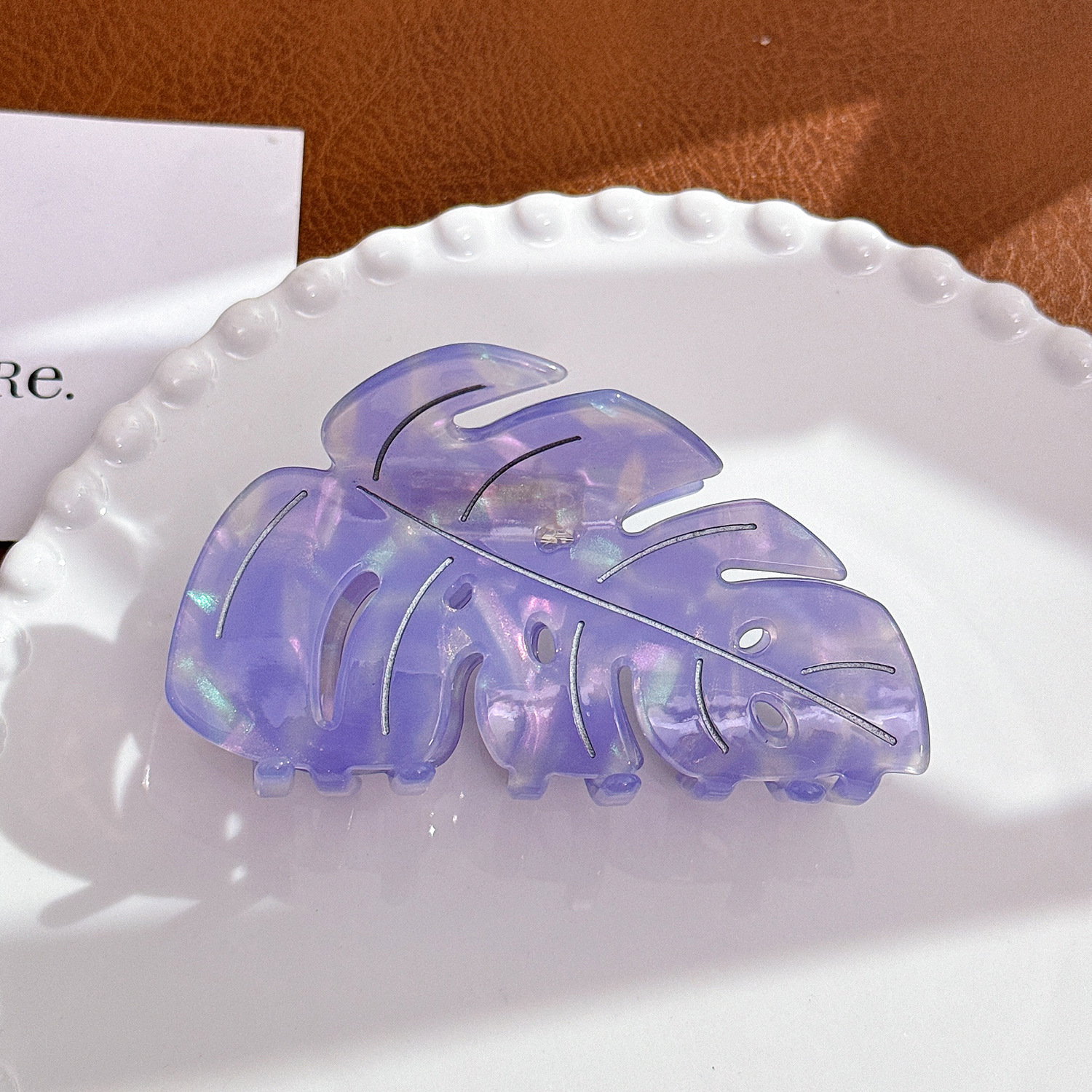 Leaf-shaped hair clip