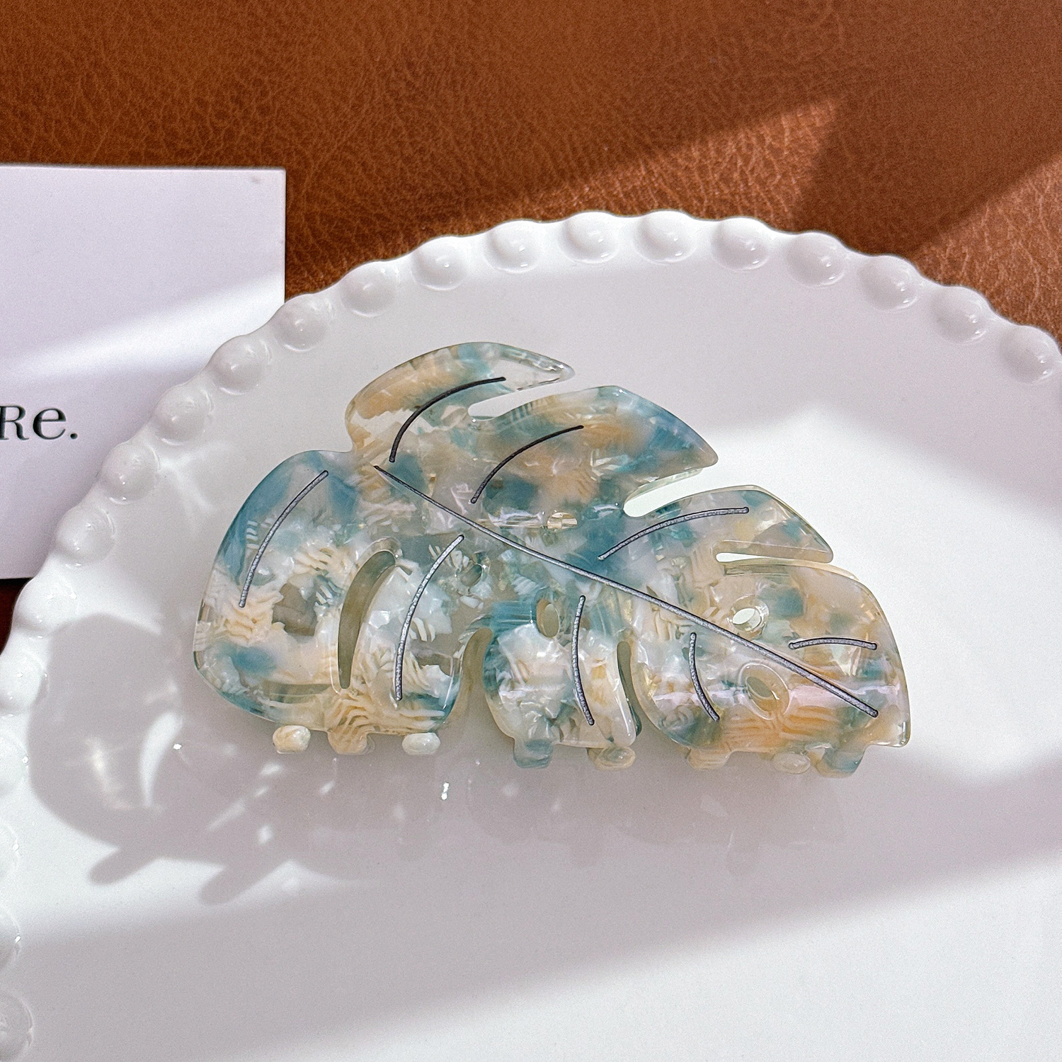 Leaf-shaped hair clip