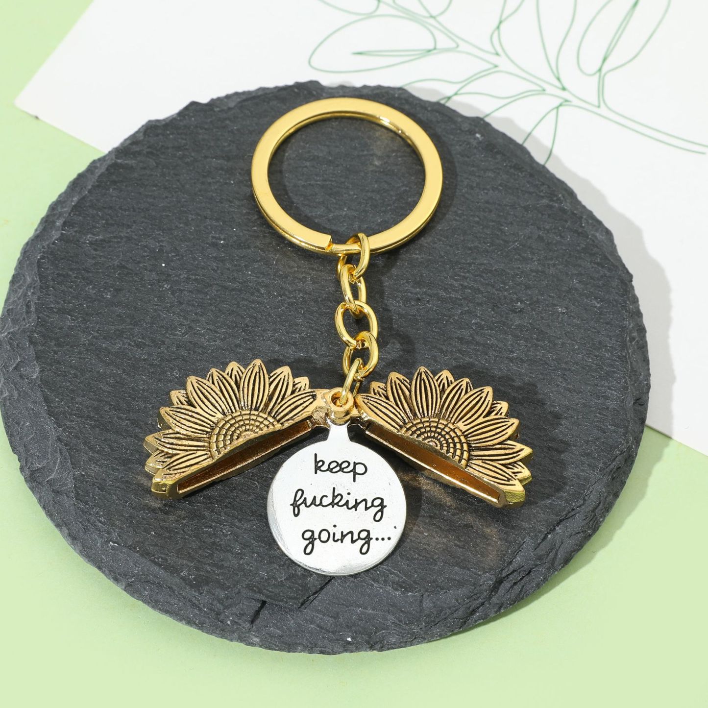 Llavero Con Medallón De Girasol Personalizado, Grabado Personalizado En El Interior. Collar Con El Lema 'sigue Adelante'. Joyería De Girasol. - 